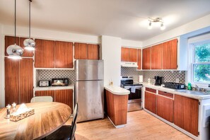 Een koelkast, een microgolfoven, een oven, een kookplaat