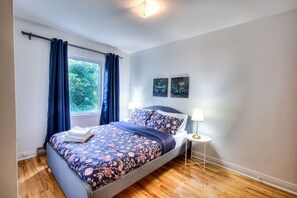Desk, iron/ironing board, WiFi, bed sheets