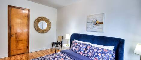 2 soverom, skrivebord, strykejern/-brett og wi-fi