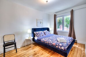 Desk, iron/ironing board, WiFi, bed sheets