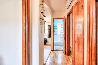 Montreal Traveler`s Home! Vintage & Value 2BR apt!