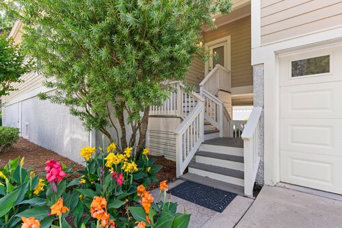 Pet Friendly | Spacious Kitchen | Wine Fridge | Garage | Decks | Bonus Room | Fenced Backyard