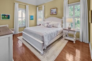 4 bedrooms, iron/ironing board, free WiFi, bed sheets - Pet Friendly | Spacious Kitchen | Wine Fridge | Garage | Decks | Bonus Room | Fenced Backyard (St. Simons Island)