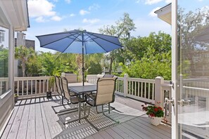 Outdoor dining - Pet Friendly | Spacious Kitchen | Wine Fridge | Garage | Decks | Bonus Room | Fenced Backyard (St. Simons Island)