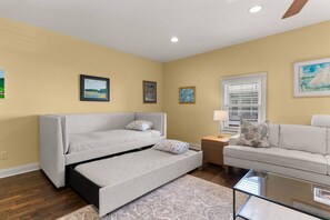 Smart TV, fireplace, books - Pet Friendly | Spacious Kitchen | Wine Fridge | Garage | Decks | Bonus Room | Fenced Backyard (St. Simons Island)