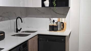 Microonde, forno, piano cottura, lavastoviglie