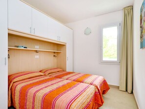 2 bedrooms, travel crib, free WiFi, bed sheets