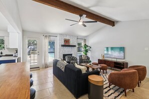 Smart TV, video games, DVD player - Retreat w/ Heated Pool, Hot Tub, Cold Plunge, Game Room, Massage Chair – Close to Kalahari Resort (Round Rock)
