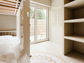 4 bedrooms, iron/ironing board, internet