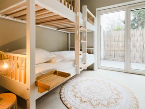 4 bedrooms, iron/ironing board, Internet