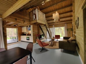 TV - Cosy wooden house with hot tub in forest (Soesterberg)