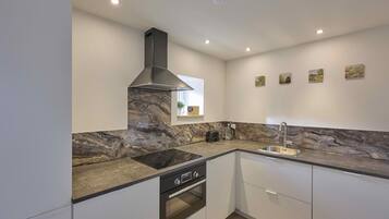 Frigorífico, microondas, placa de cocina y lavavajillas