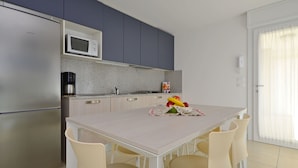 Fridge, microwave, dishwasher, cookware/dishes/utensils