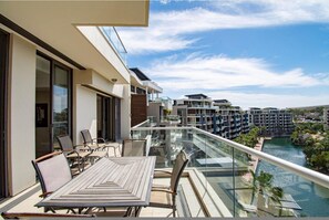 2 عدّة غرف نوم وخدمة الإنترنت