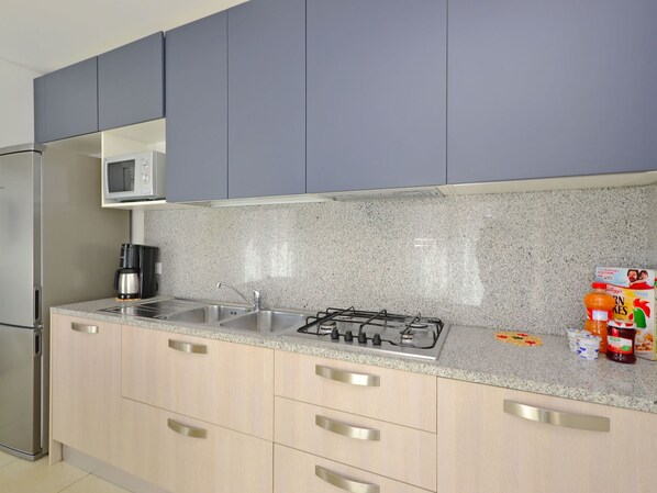 Geladeira, micro-ondas, lava-louças