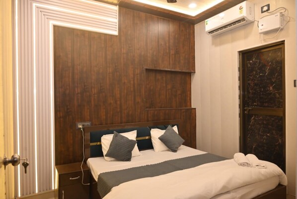 Dobbeltrom – deluxe, byutsikt | Wi-fi (inkludert) og sengetøy