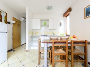 Frigorífic i utensilis de cuina, vaixella i coberteria