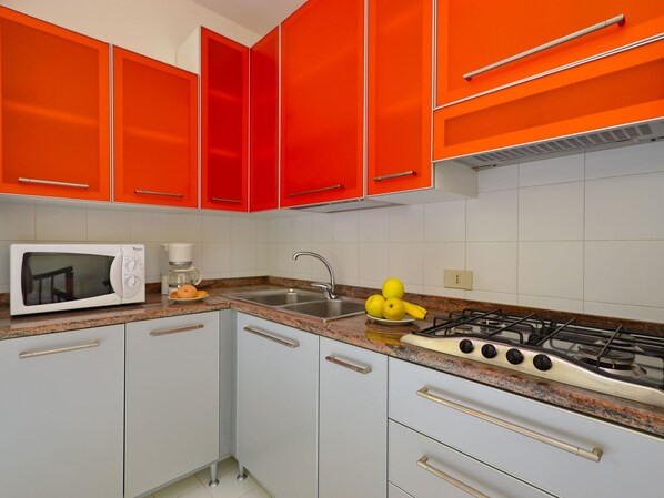 Jääkaappi, mikroaaltouuni, keittoastiat/astiat/ruokailuvälineet