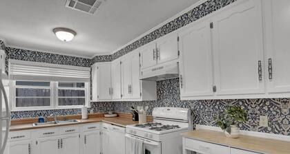 Centralized Nook, 2 bedrooms, Big Backyard