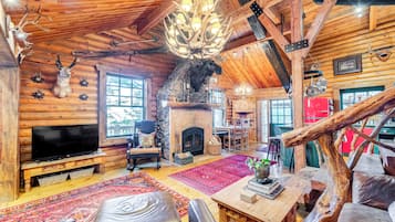 Téléviseur, foyer, table de baby-foot