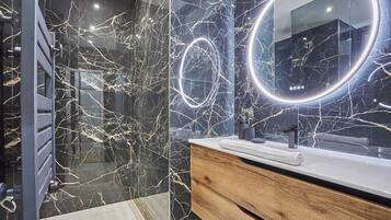 Apartment | Bathroom | Hair dryer, towels, shampoo