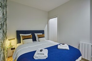 Laptop workspace, iron/ironing board, bed sheets - Apartment in the Center of Paris by Studioprestige (Paris)