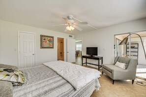 2 bedrooms, iron/ironing board, Internet, bed sheets - Lanai & Golf Course View: Cozy Condo in Naples! (Naples)