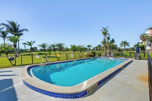 A heated pool - Lanai & Golf Course View: Cozy Condo in Naples! (Naples)