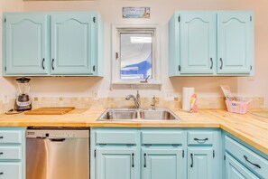 Geladeira, micro-ondas, cooktop, lava-louças