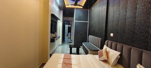 Deluxe Room | Free WiFi - Sun High Stay Luxury Guest House (Varanasi)