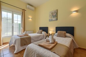 4 bedrooms, iron/ironing board, WiFi, bed sheets