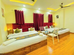 Firemannsrom – deluxe, byutsikt | Wi-fi (inkludert) og sengetøy