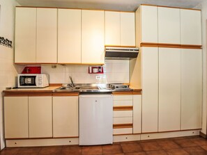 冷蔵庫、電子レンジ、トースター、調理器具と食器