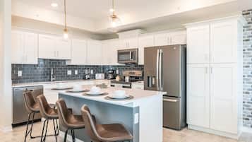 Kjøleskap, mikrobølgeovn, ovn og kokeplater