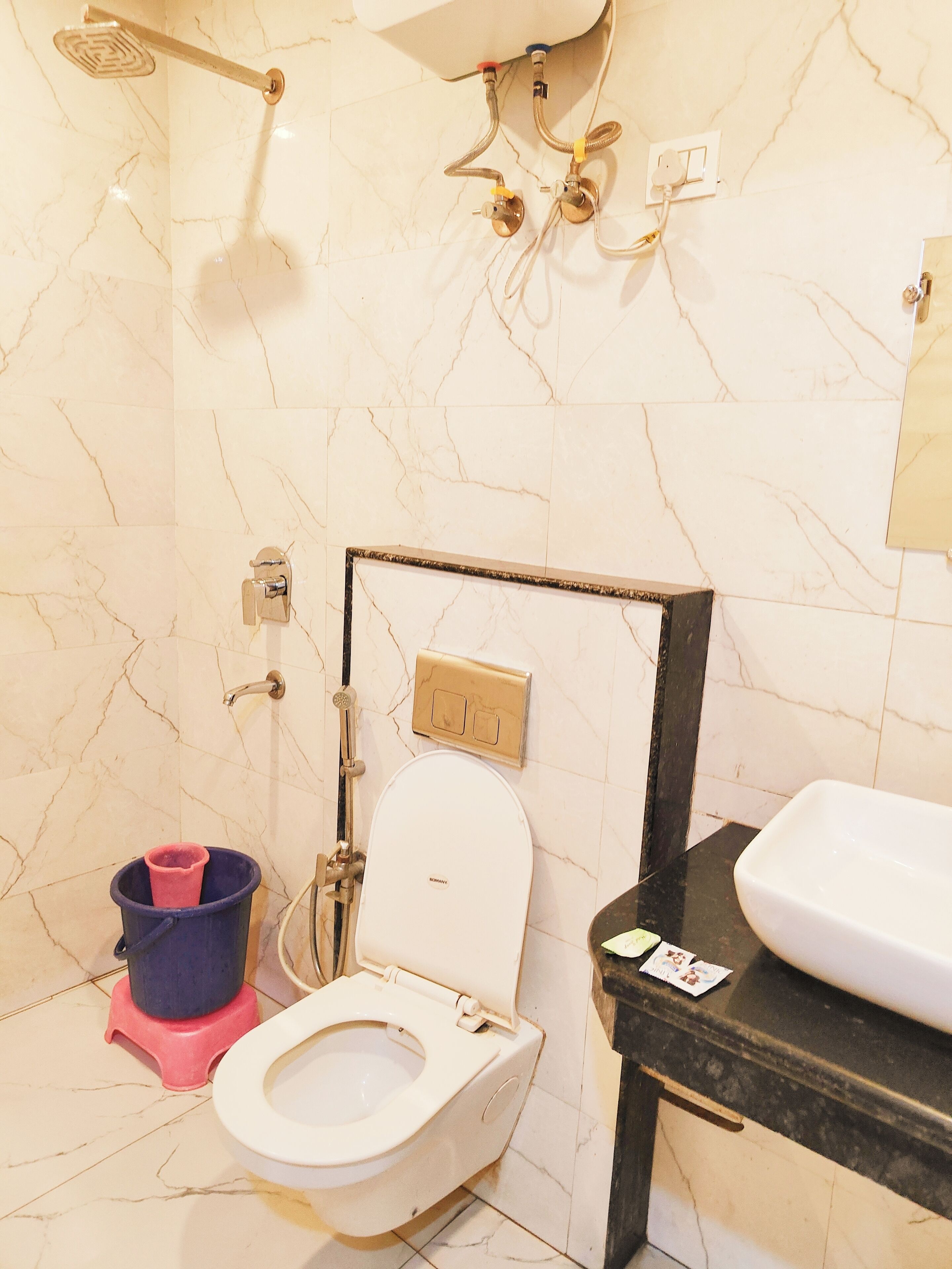 Familieværelse | Badeværelse | Bruser, designertoiletartikler, hårtørrer, hjemmesko