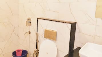 Familieværelse | Badeværelse | Bruser, designertoiletartikler, hårtørrer, hjemmesko