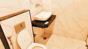 Phòng 3 Superior | Phòng tắm | Buồng tắm vòi sen, đồ dùng nhà tắm được thiết kế riêng, máy sấy tóc