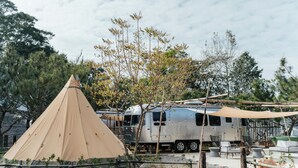A caravan park with a large tent and a caravan. - Le.Alley Autocamp Resort (Zhuolan)