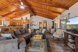 Smart TV, chimenea, reproductor de DVD, biblioteca de música