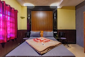 5 bedrooms, WiFi, bed sheets