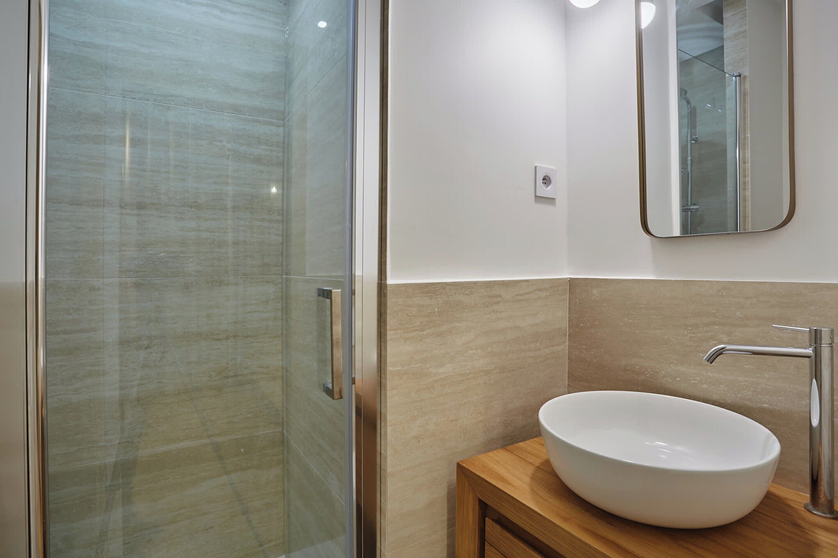 Apartment | Bathroom | Hair dryer, towels, shampoo