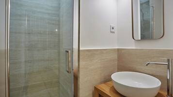 Apartment | Bathroom | Hair dryer, towels, shampoo