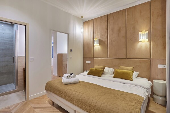 Apartment | Laptop workspace, iron/ironing board, bed sheets