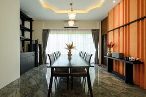 Habitación familiar | Cortinas opacas, wifi gratis, ropa de cama