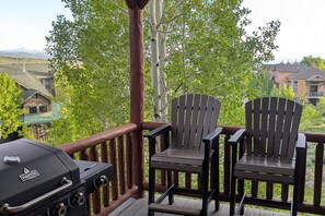 Property grounds - Ski-In Granby Getaway, Hot Tub, Open Layout w/ Plush and Cozy Setting, steps from Ski Granby Ranch (Granby)