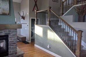 Interior - Ski-In Granby Getaway, Hot Tub, Open Layout w/ Plush and Cozy Setting, steps from Ski Granby Ranch (Granby)