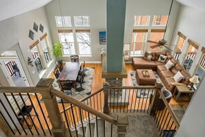 スマートテレビ、暖炉、書庫