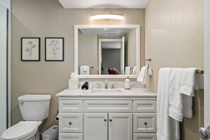 Een douche, een haardroger, handdoeken