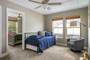 5 室のベッドルーム、WiFi (無料)、ベッドシーツ