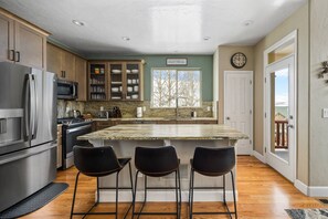 冷蔵庫、電子レンジ、オーブン、コンロ